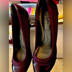 LifeStride Ladies Burgundy Wedge Pump.
Brand new, never worn.
